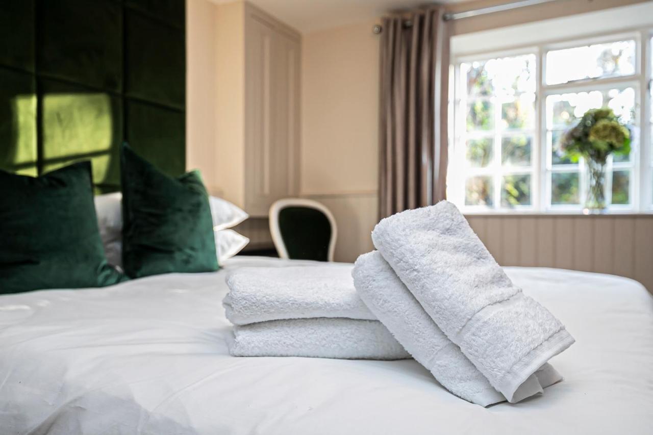 Pages Hotel And Guesthouse Harlow Buitenkant foto
