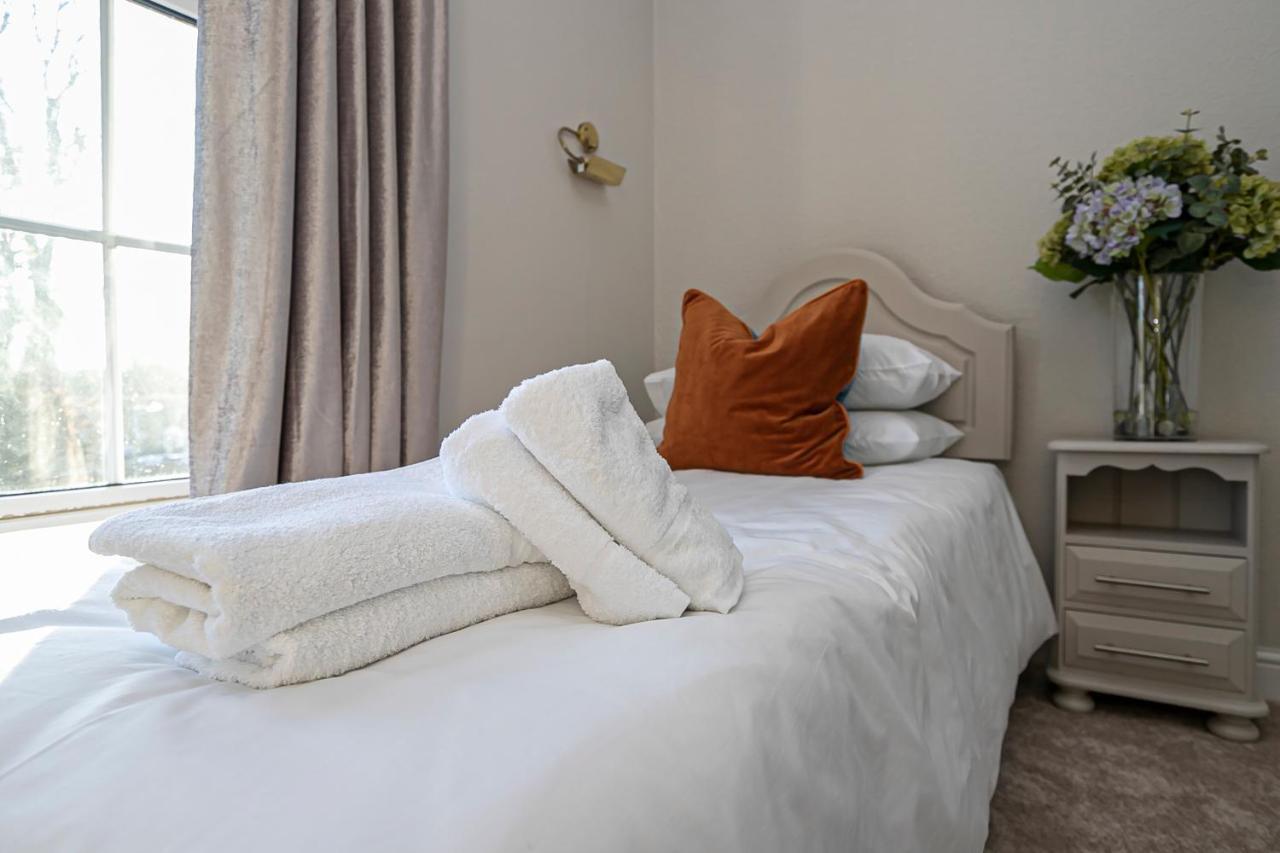 Pages Hotel And Guesthouse Harlow Buitenkant foto