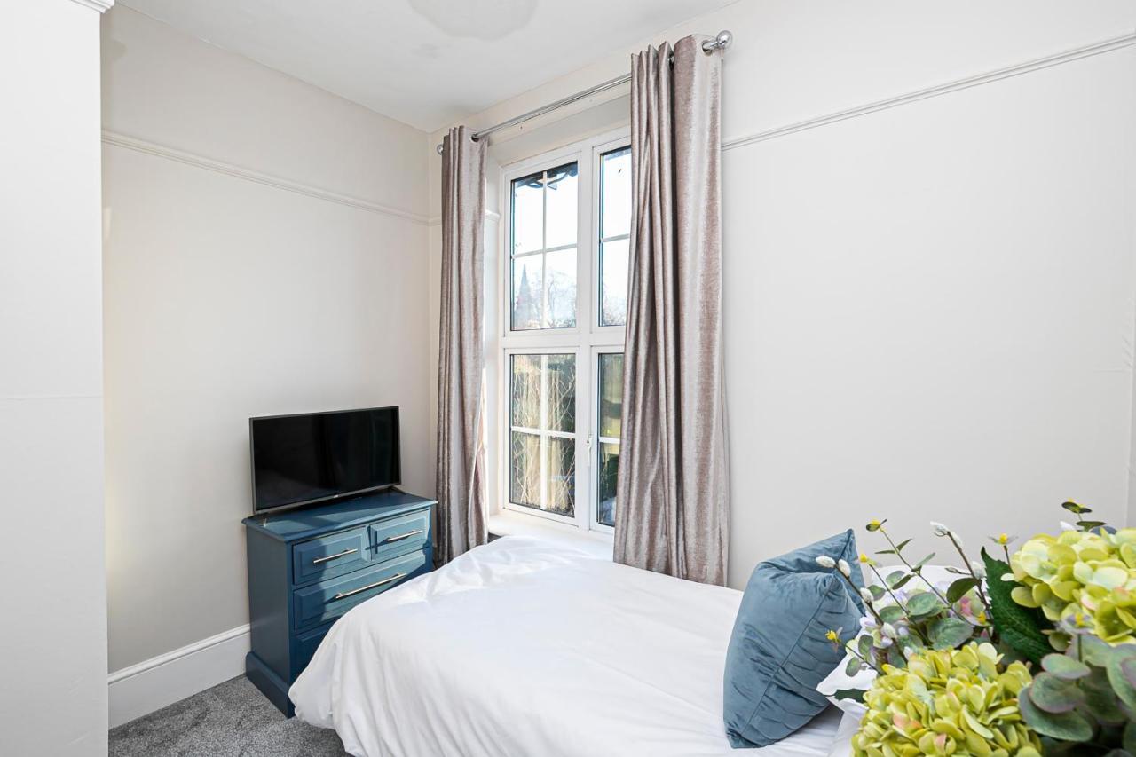 Pages Hotel And Guesthouse Harlow Buitenkant foto