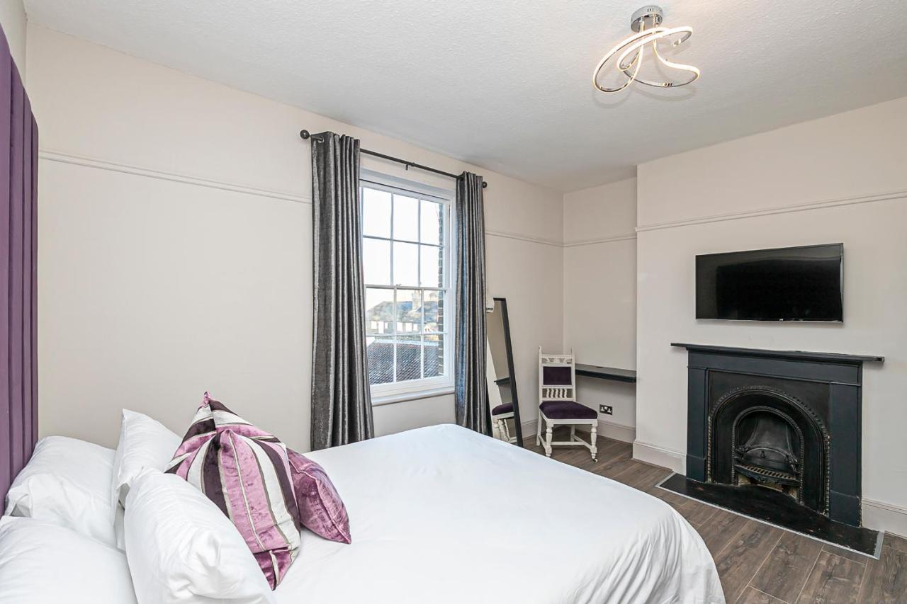 Pages Hotel And Guesthouse Harlow Buitenkant foto