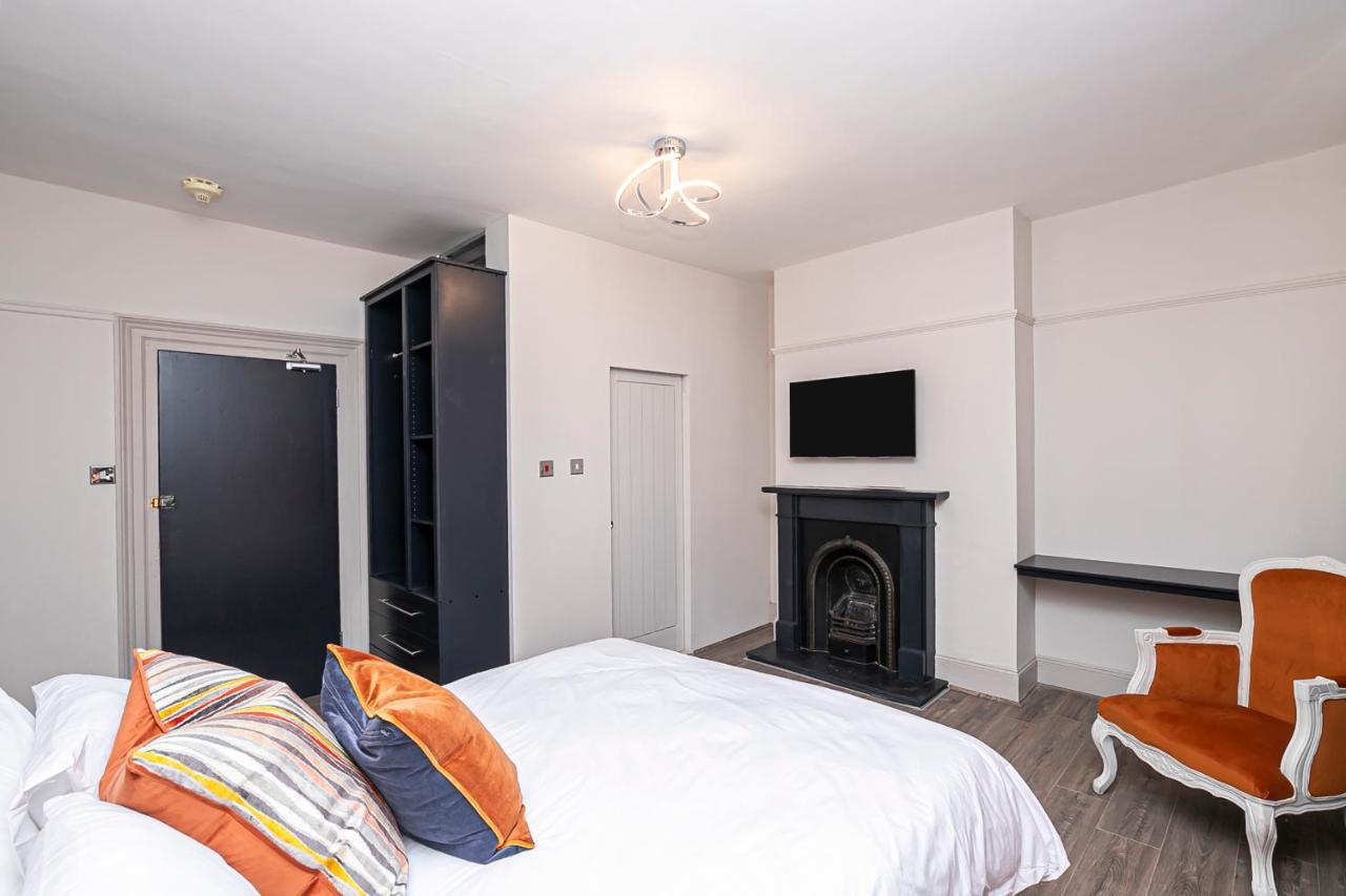 Pages Hotel And Guesthouse Harlow Buitenkant foto