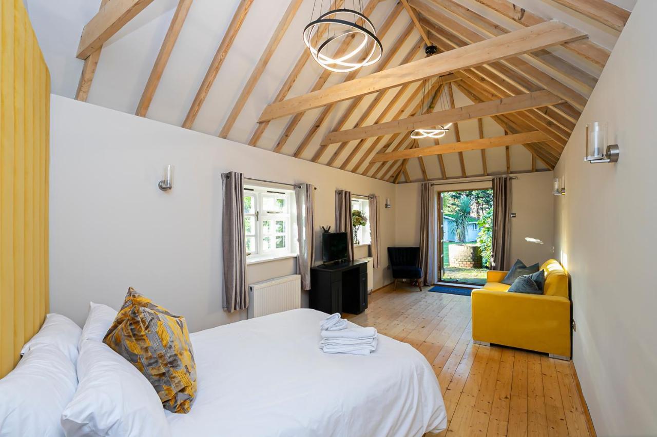 Pages Hotel And Guesthouse Harlow Buitenkant foto