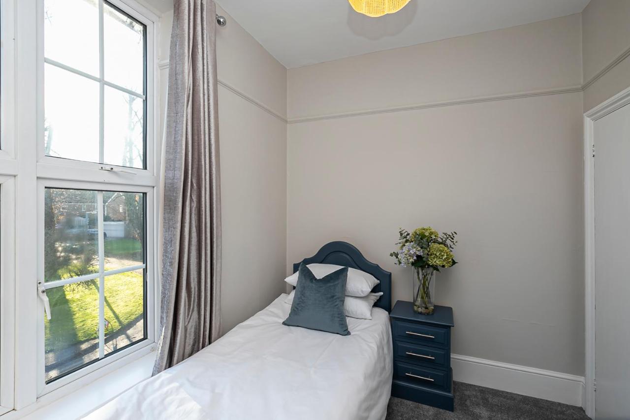 Pages Hotel And Guesthouse Harlow Buitenkant foto