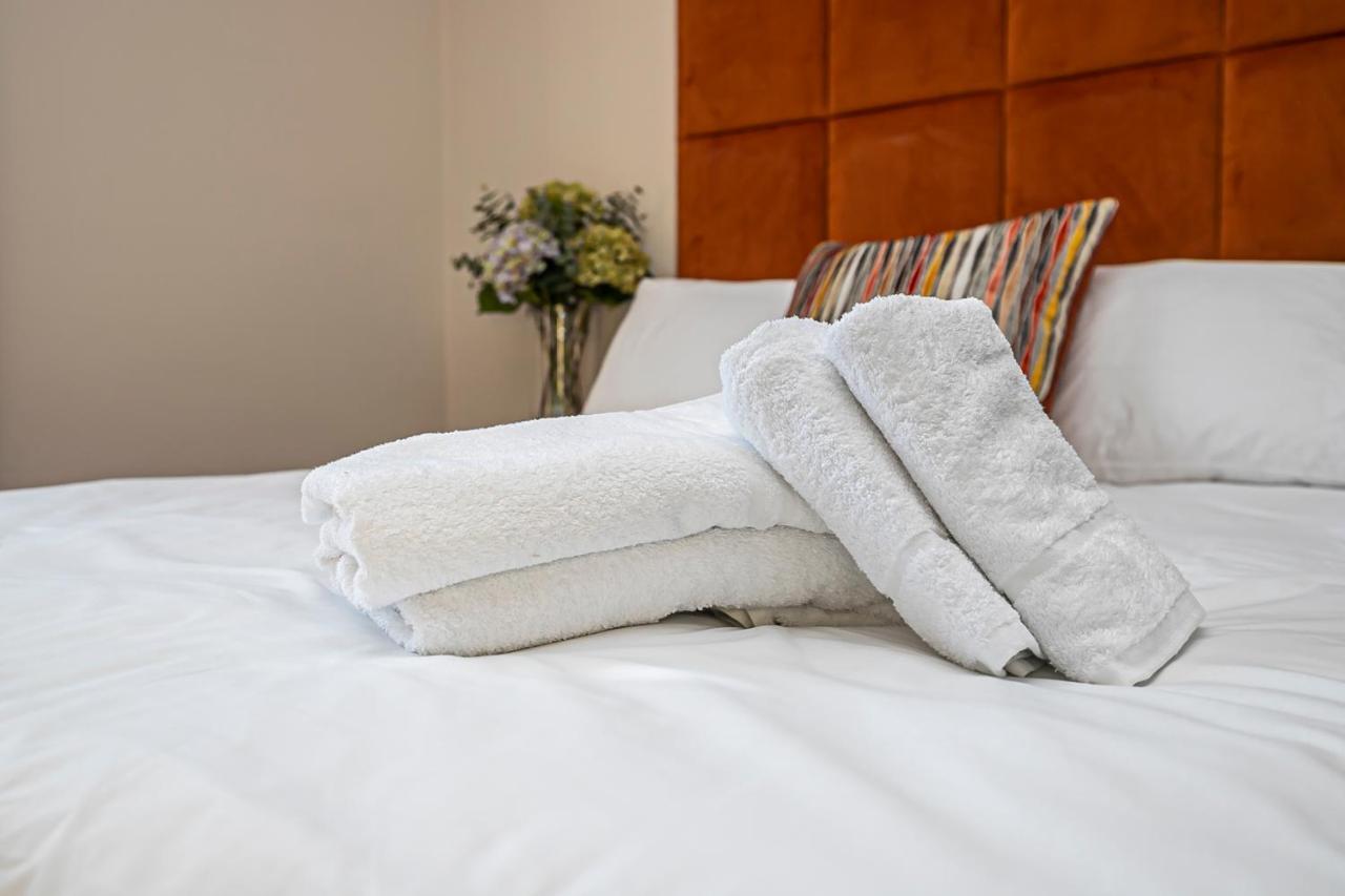 Pages Hotel And Guesthouse Harlow Buitenkant foto