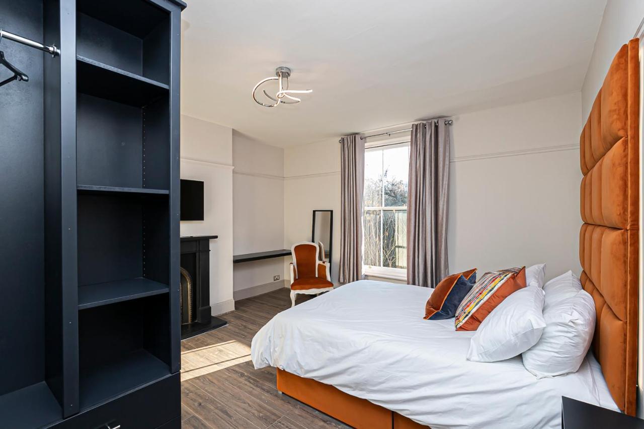 Pages Hotel And Guesthouse Harlow Buitenkant foto