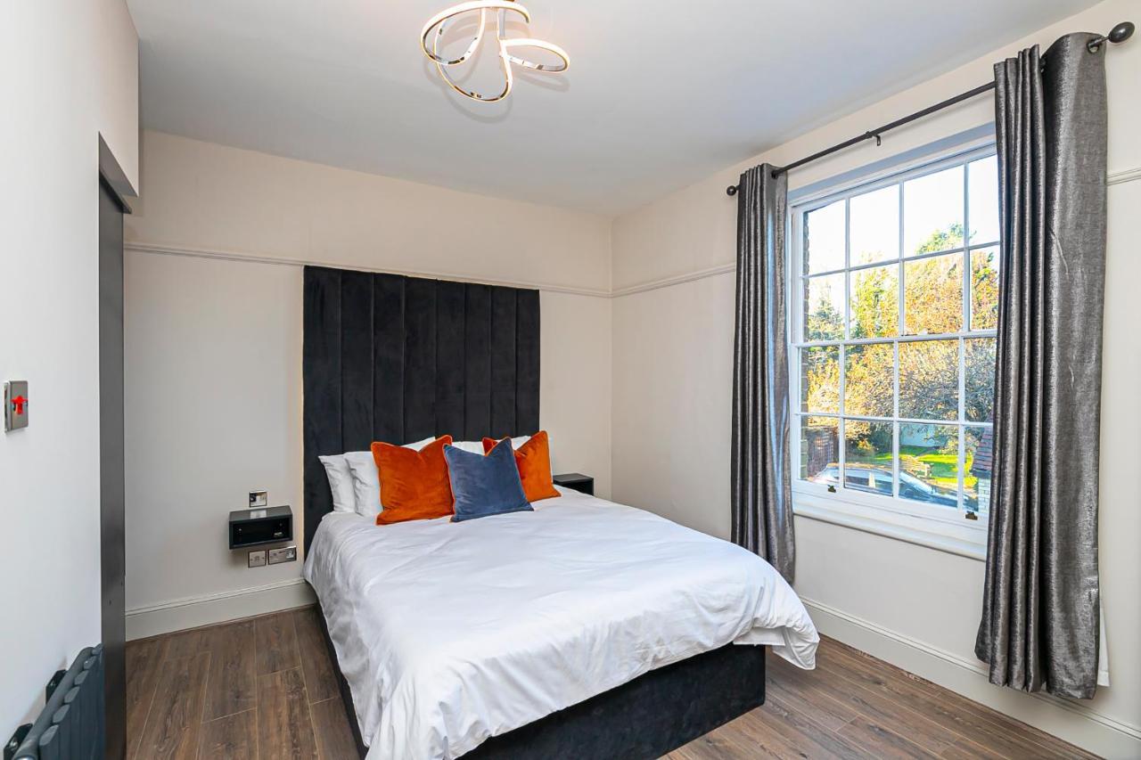 Pages Hotel And Guesthouse Harlow Buitenkant foto