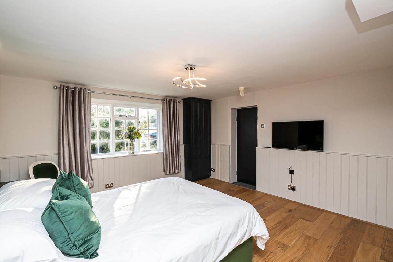 Pages Hotel And Guesthouse Harlow Buitenkant foto