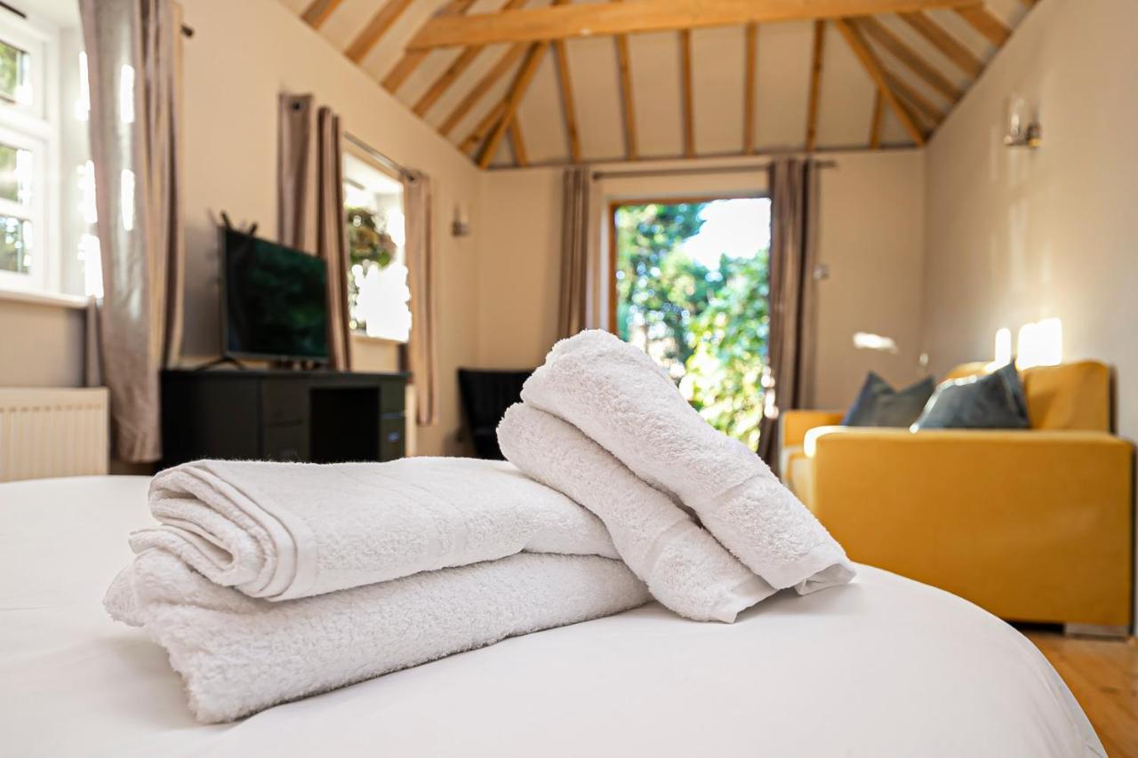 Pages Hotel And Guesthouse Harlow Buitenkant foto