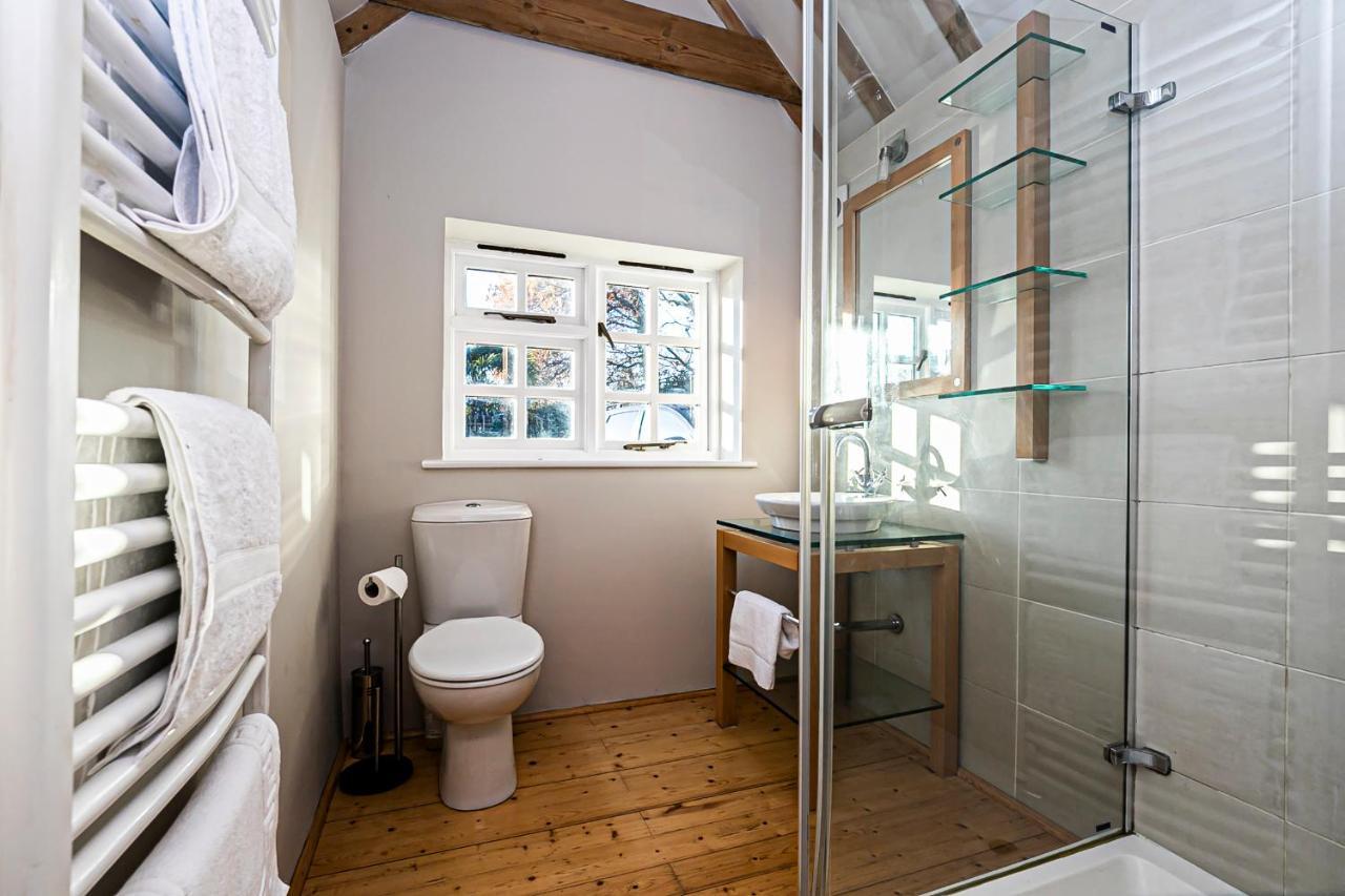 Pages Hotel And Guesthouse Harlow Buitenkant foto