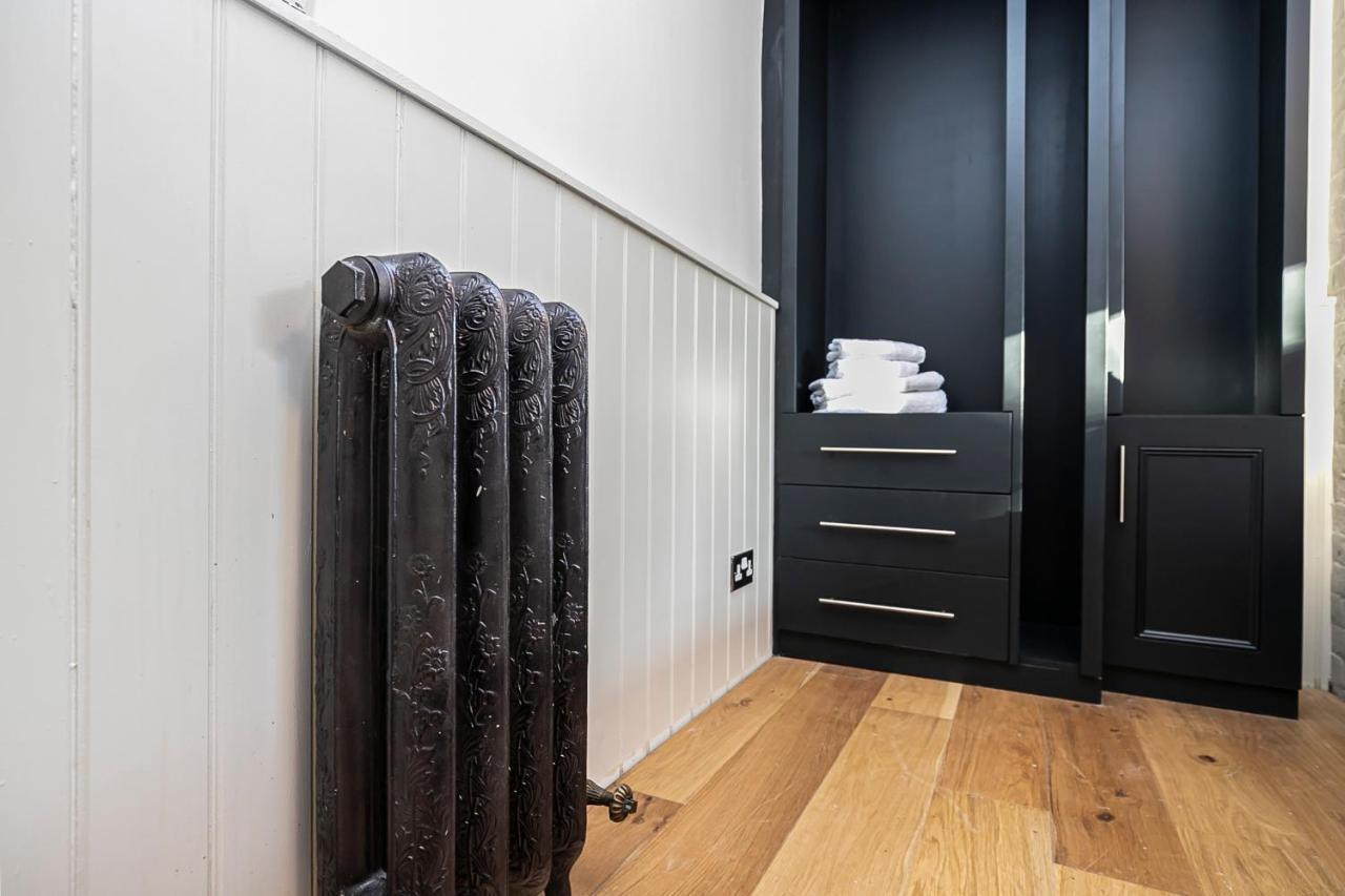 Pages Hotel And Guesthouse Harlow Buitenkant foto