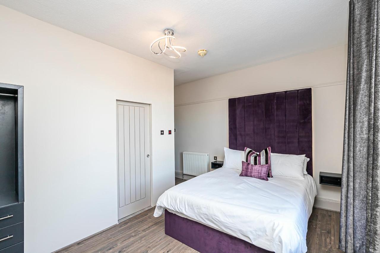 Pages Hotel And Guesthouse Harlow Buitenkant foto