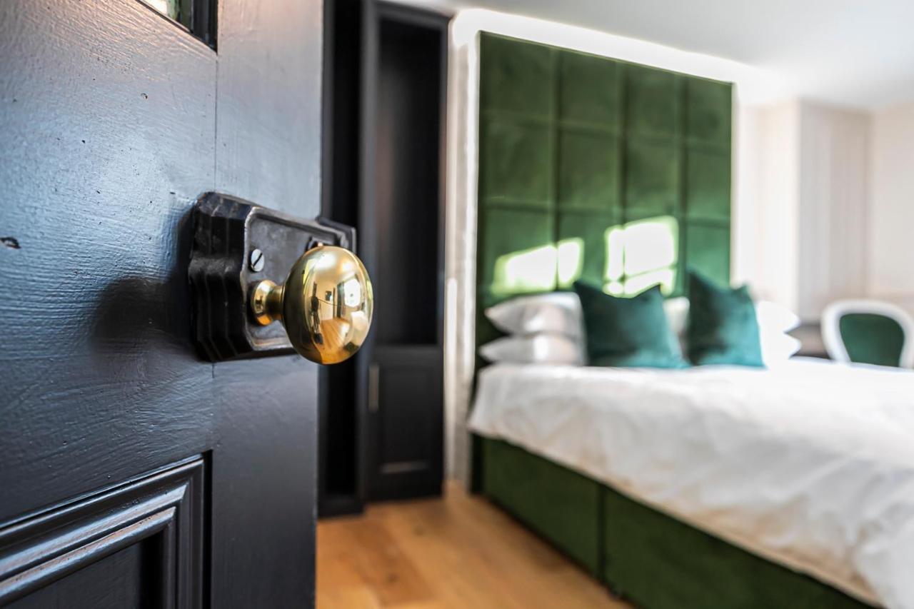 Pages Hotel And Guesthouse Harlow Buitenkant foto